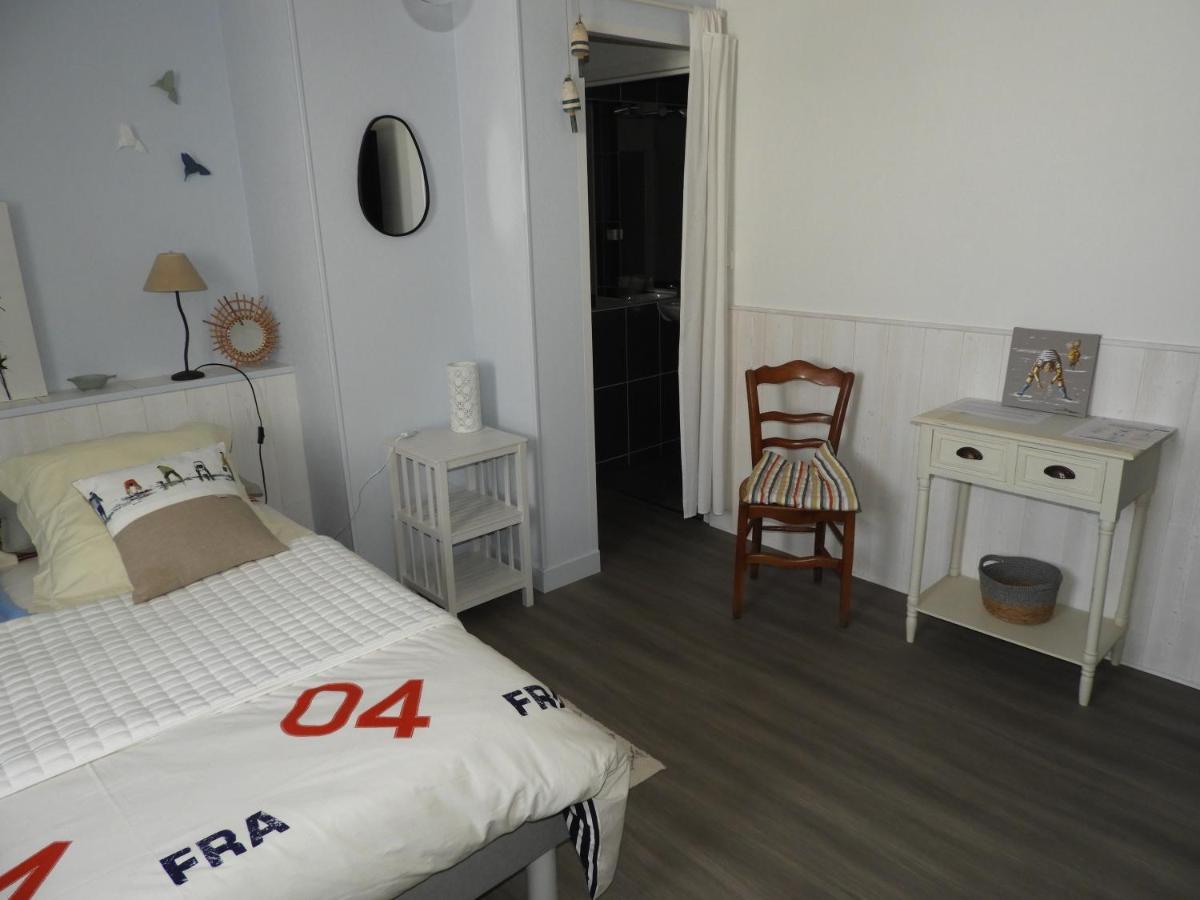 Bed and Breakfast Les Volets Bleus Saint-Guénolé Exteriér fotografie